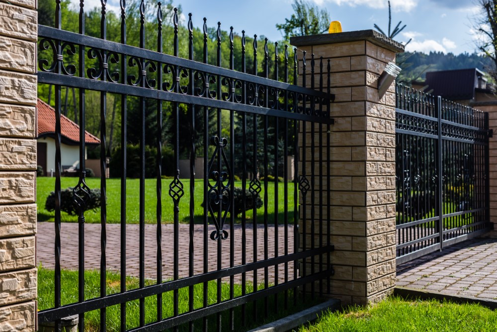 Steel Fence Installer